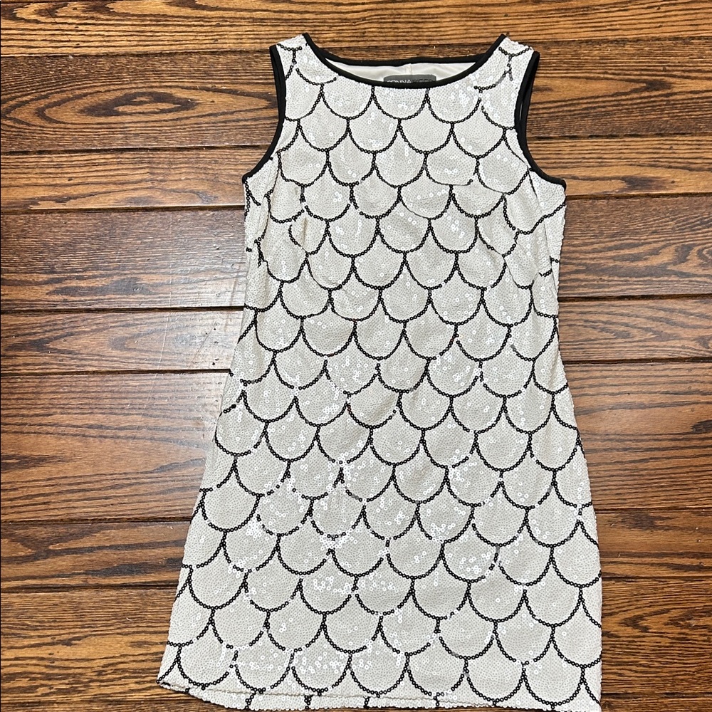 Donna Ricco sequined White and Black Scalloped Short Dress